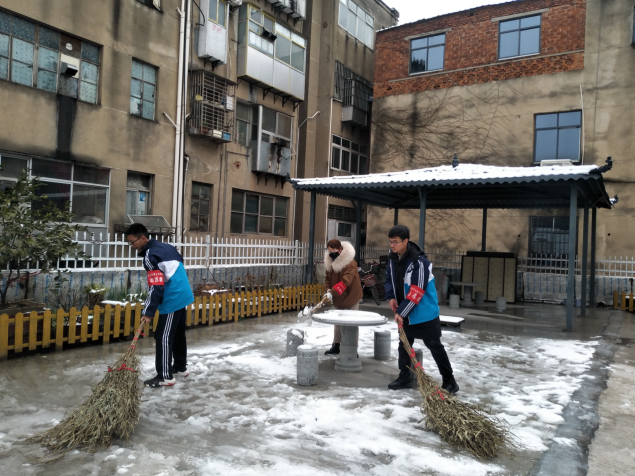 中学生扫雪照片图片