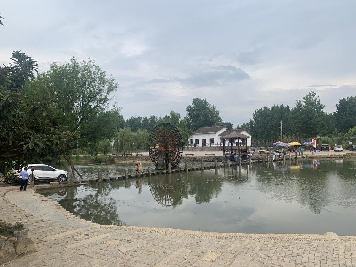 莺河村位于宜城市东部,大洪山余脉,清澈的莺河水穿流而过,山水资源相