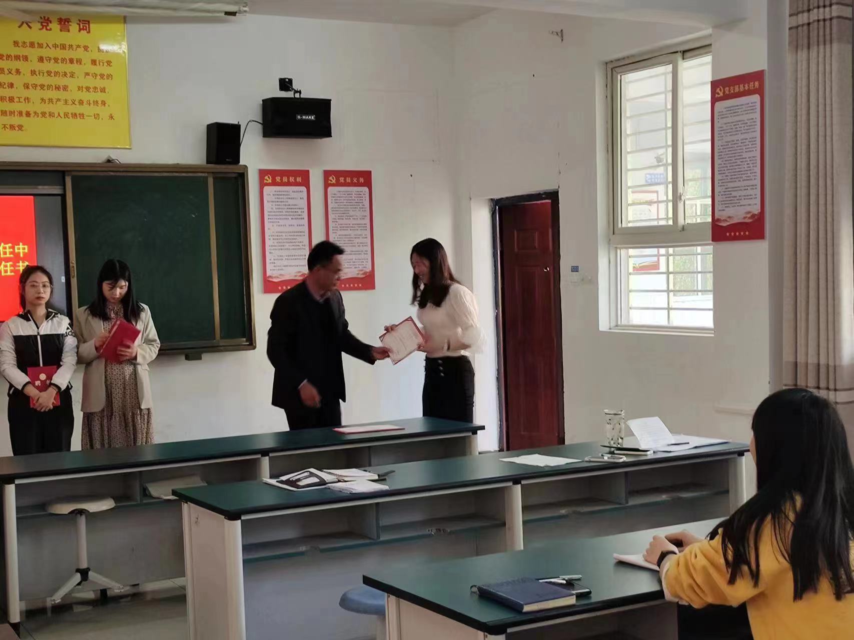 方圆学校:青蓝师徒结对携手共同成长
