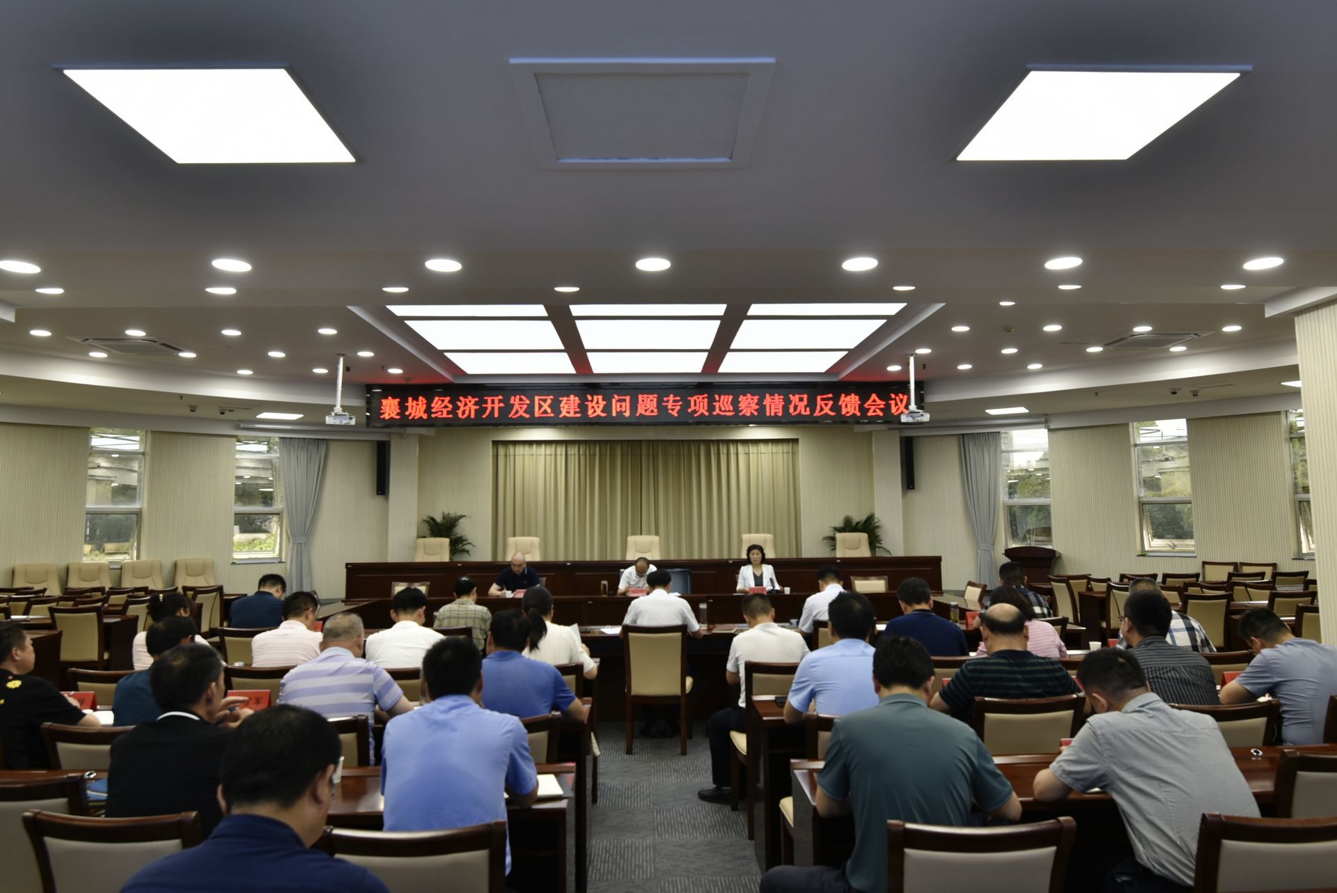 襄城区委常委,区纪委书记,监委主任谢正章主持会议.