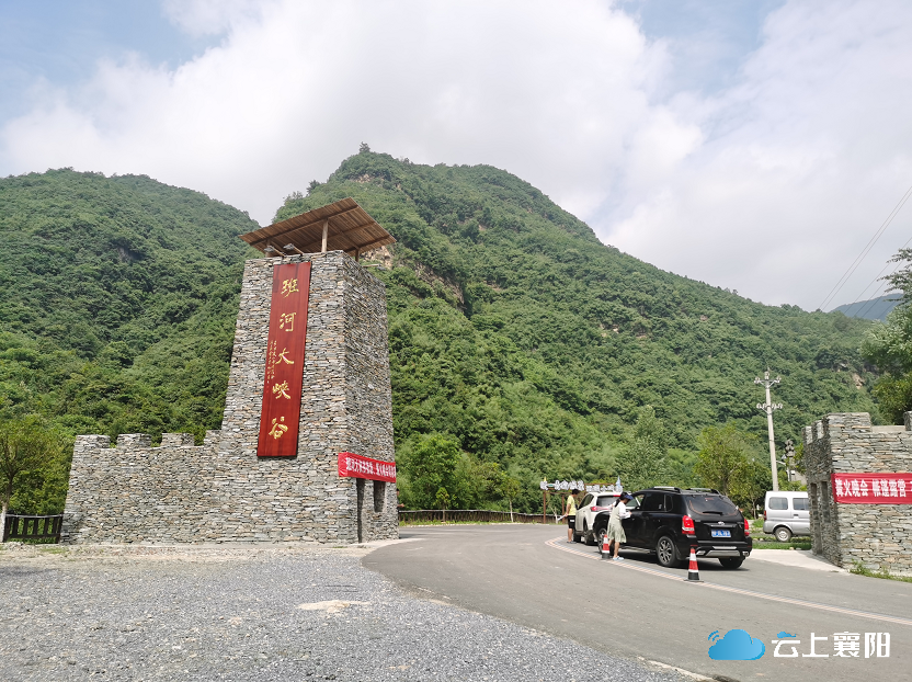 暑假,谷城五山镇邓坪村的班河大峡谷景区迎来旅游旺季,每天自驾,组团