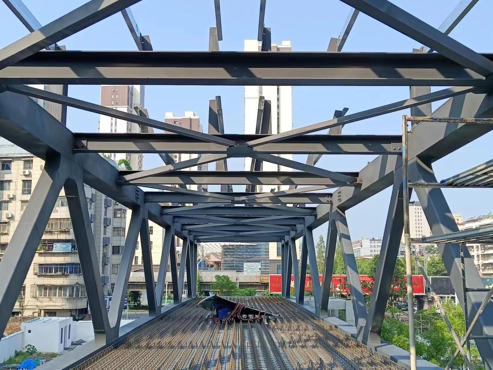 据施工方介绍,校园天桥的相关配套设施将在8月5日后完