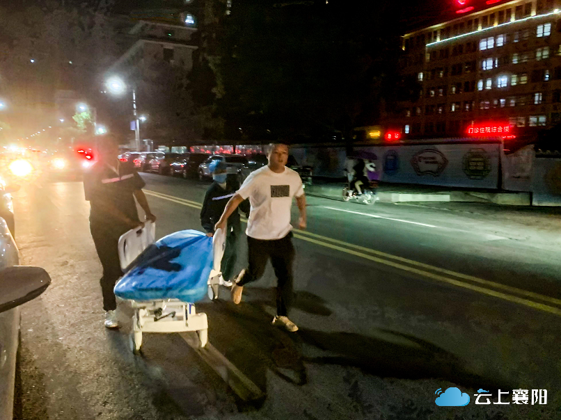 担架救人怎么使用飞奔救人的“担架哥”找到了！_https://www.jmylbn.com_新闻资讯_第1张