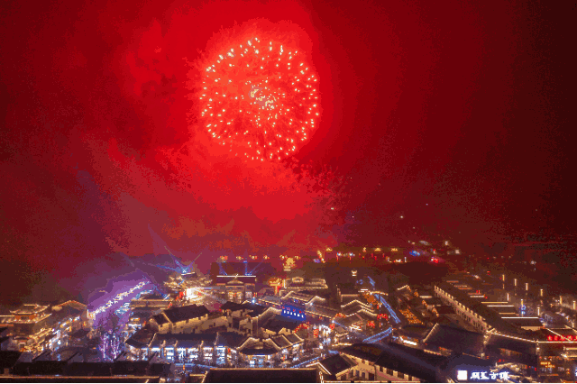 五彩斑斓,璀璨如画的烟花在夜空精彩绽放,龙飞凤舞,银燕翱翔,海阔天空