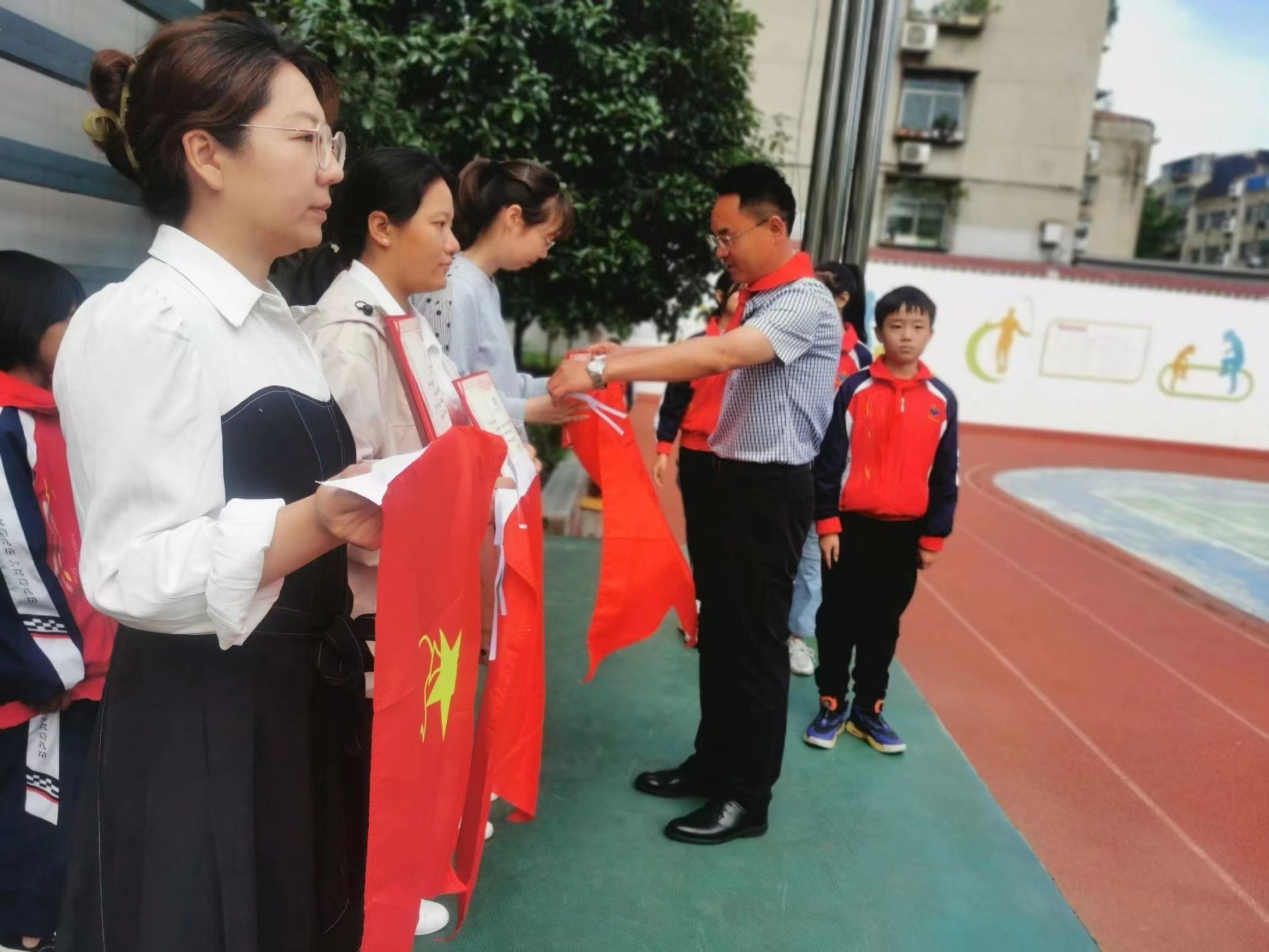 方圆学校举行新队员入队仪式
