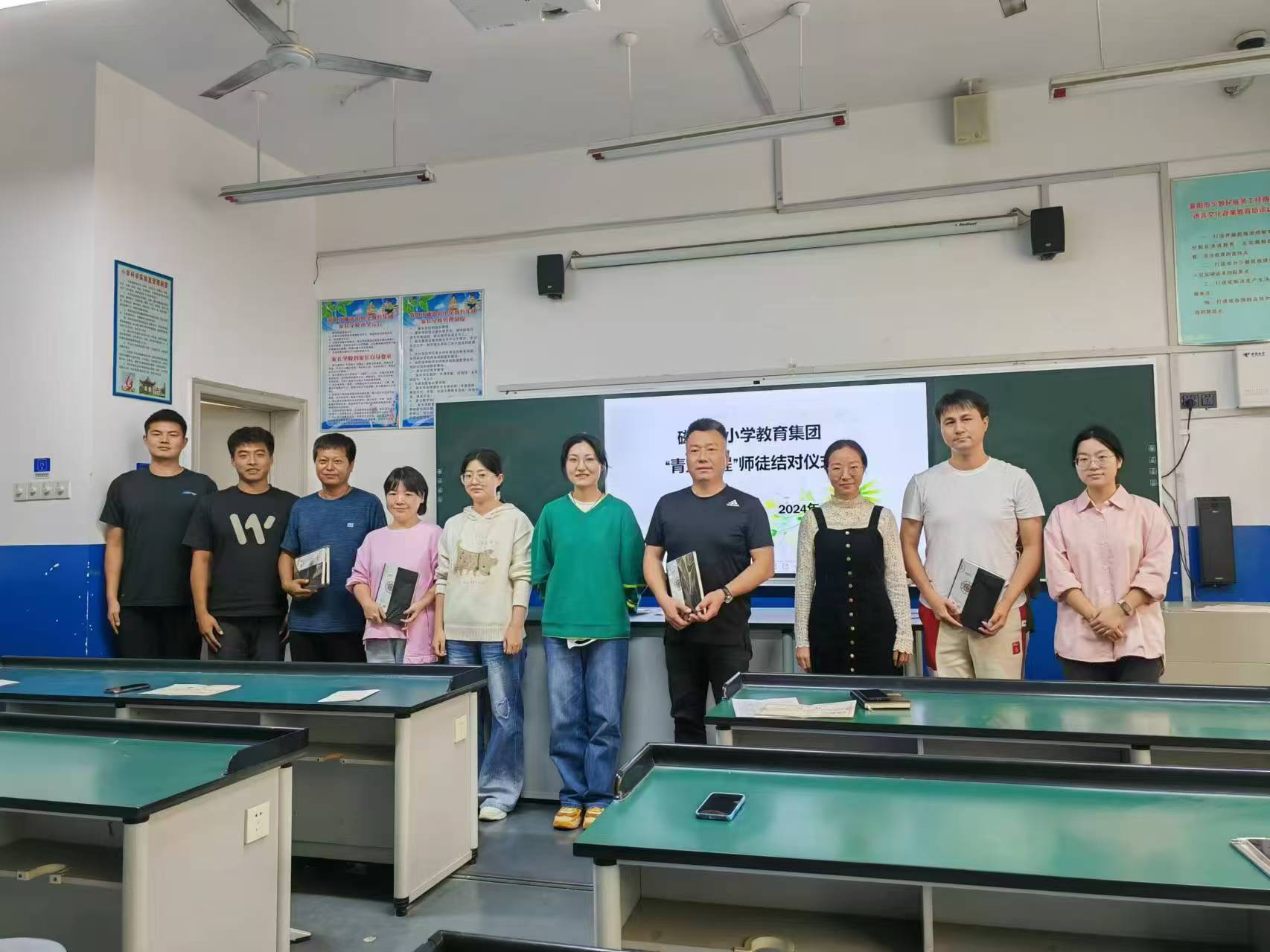 10月28日,襄阳市磁器街小学举行"青蓝工程"师徒结对仪式