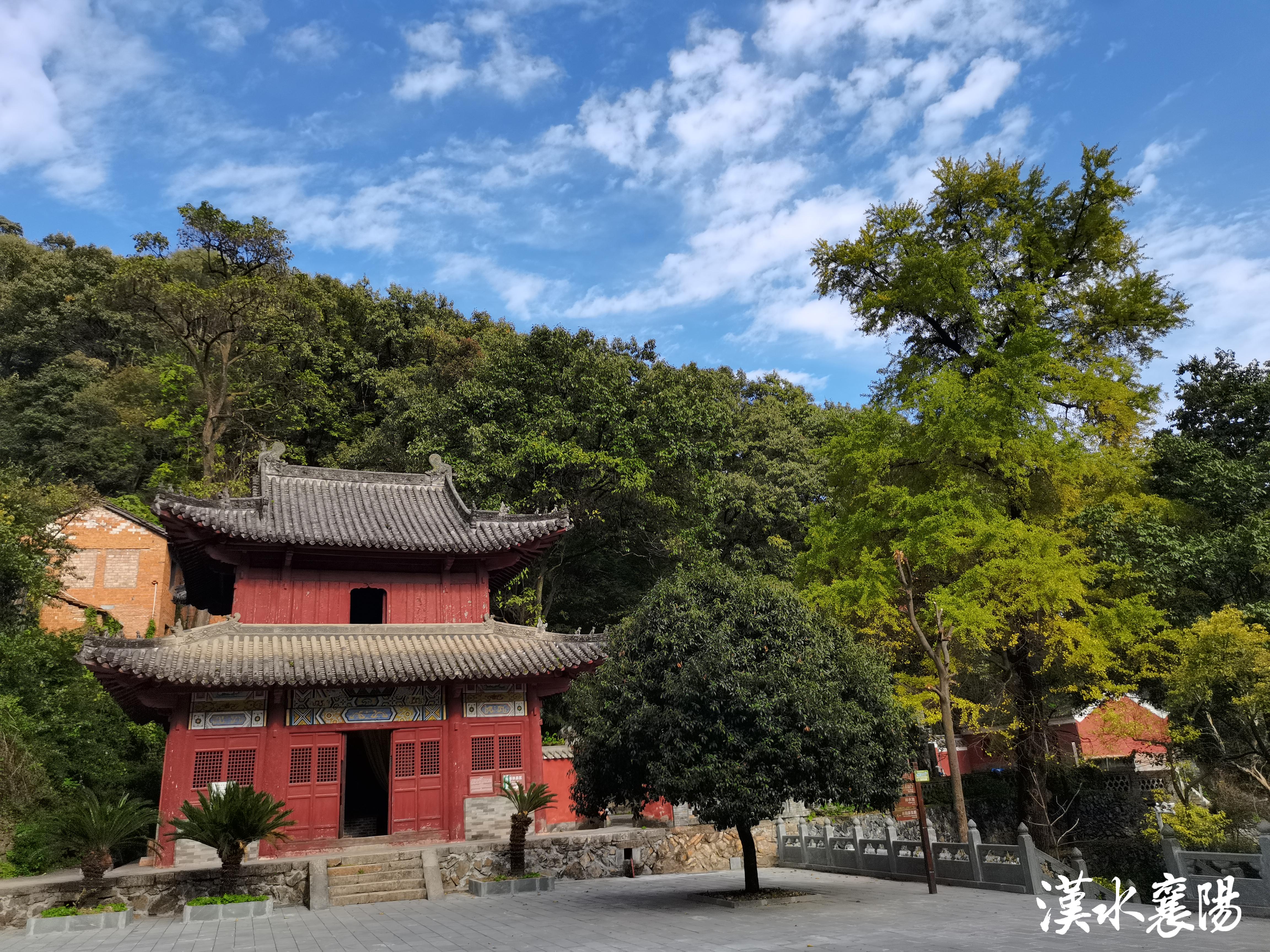 近日,湖北大学讲师吴志勇前往襄阳谷城县,对承恩寺铜钟开展深度调研