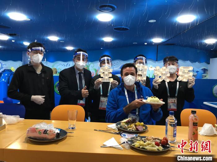 测试赛期间，在冰立方内为外宾过生日。　国家游泳中心(冰立方)餐饮团队供图