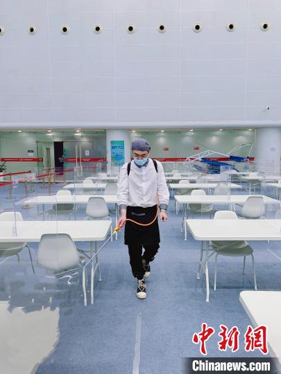防疫人员在工作人员餐厅进行消杀。　国家游泳中心(冰立方)餐饮团队供图