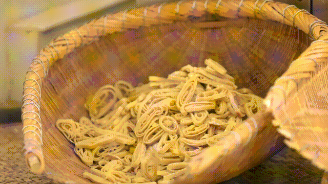 豆粑制作完成后,主家会准备一桌豆粑宴,青菜,萝卜