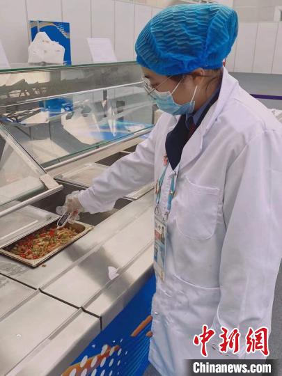 监管人员测试场馆菜品温度。　国家游泳中心(冰立方)餐饮团队供图