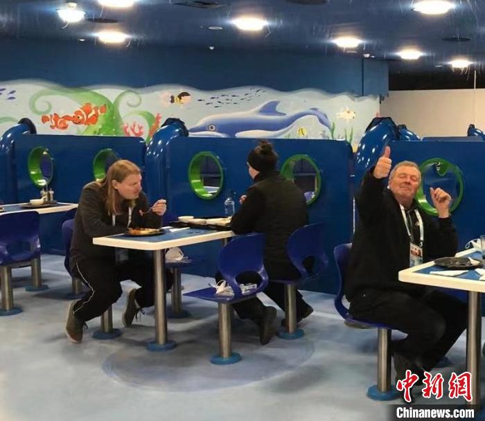 测试赛期间，在场馆休息区用餐的外宾为冰立方的餐饮服务点赞。　国家游泳中心(冰立方)餐饮团队供图