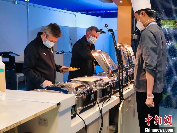 测试赛期间，外宾在冰立方餐饮区就餐。　国家游泳中心(冰立方)餐饮团队供图