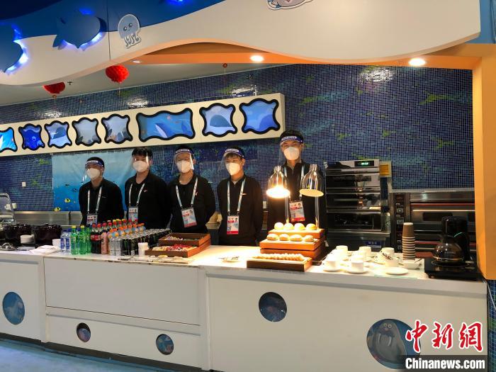 冰立方餐饮区服务人员。　国家游泳中心(冰立方)餐饮团队供图