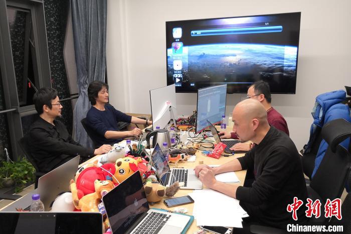 广州美术学院曹雪、刘平云带领的设计团队对北京冬奥会吉祥物加班加点进行修改设计。(资料图) 刘平云供图 广州美术学院曹雪、刘平云带领的设计团队对北京冬奥会吉祥物加班加点进行修改设计。(资料图) 刘平云供图