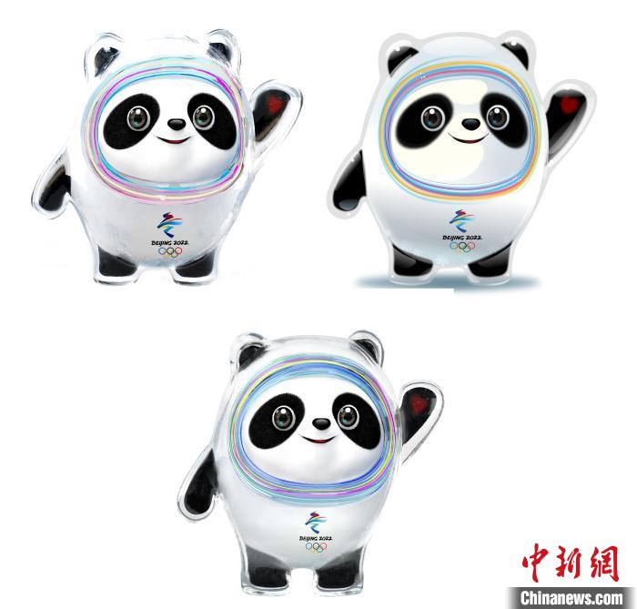 设计团队将“冰丝带”的形象引入大熊猫后逐渐成型。上方两个形象还是外八字脚,下方形象为最终定稿。 刘平云供图 设计团队将“冰丝带”的形象引入大熊猫后逐渐成型。上方两个形象还是外八字脚,下方形象为最终定稿。 刘平云供图