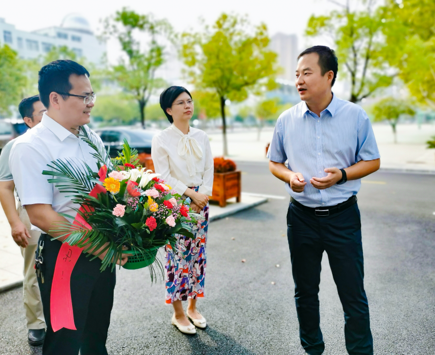 【快讯】马梁看望慰问优秀教师代表 _云上黄梅