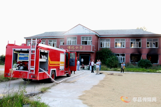 9月21日下午,在孝昌县陡山乡金鸡坡村废弃的明德小学操场上,晾晒稻谷