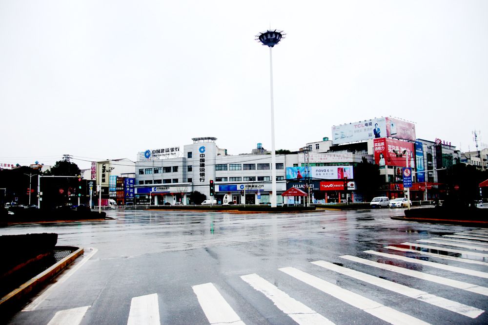 1月26日上午10点,记者在孝昌县新老城区看到,花园火车站,孝昌县长途