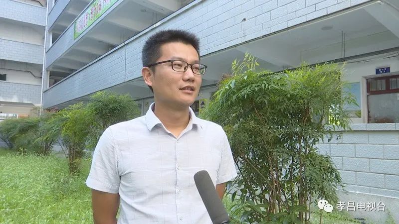 孝昌一中政教处主任 曹盟萌朱旭辉曾经教过的几名学生得知老师的困境