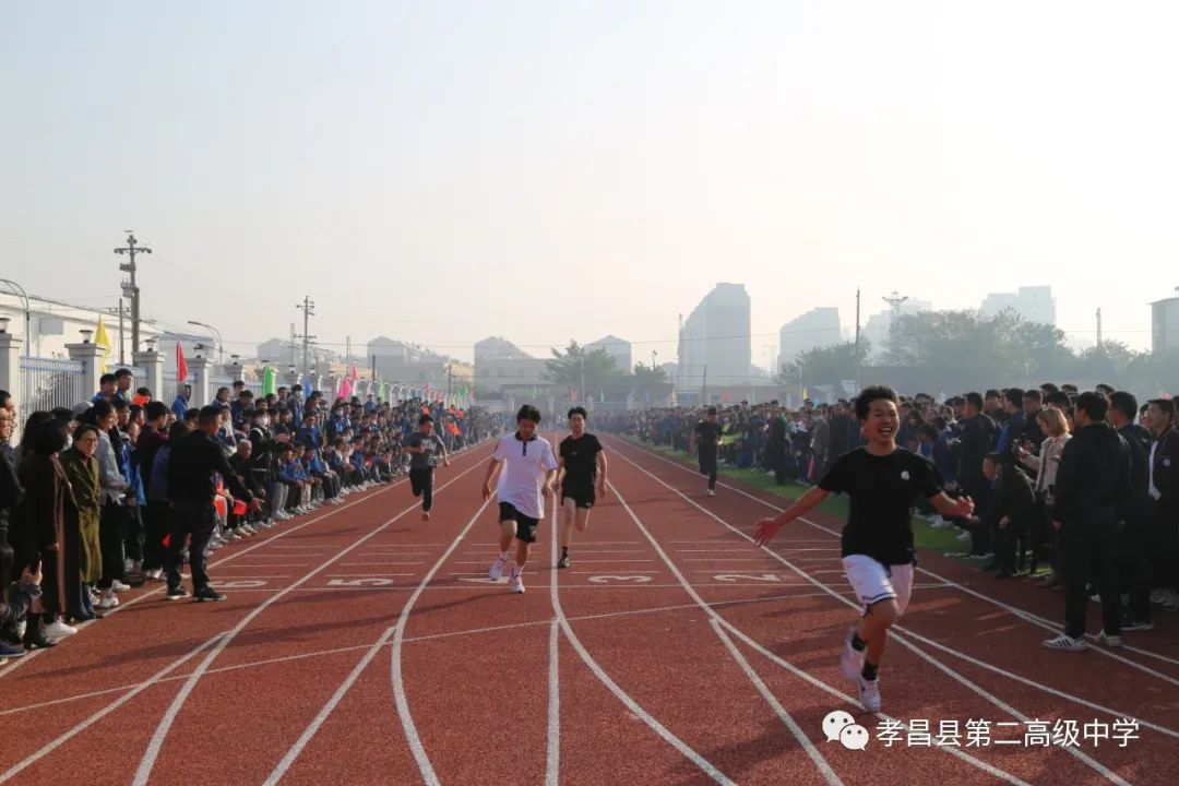 操场换新装 孝昌县第二高级中学喜迎首届田径运动会