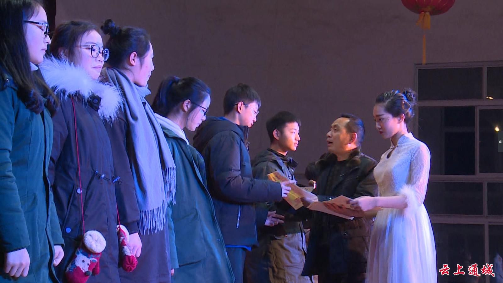 通城一中举办第十五届学生体艺节总结表彰暨2019年元旦文艺汇演