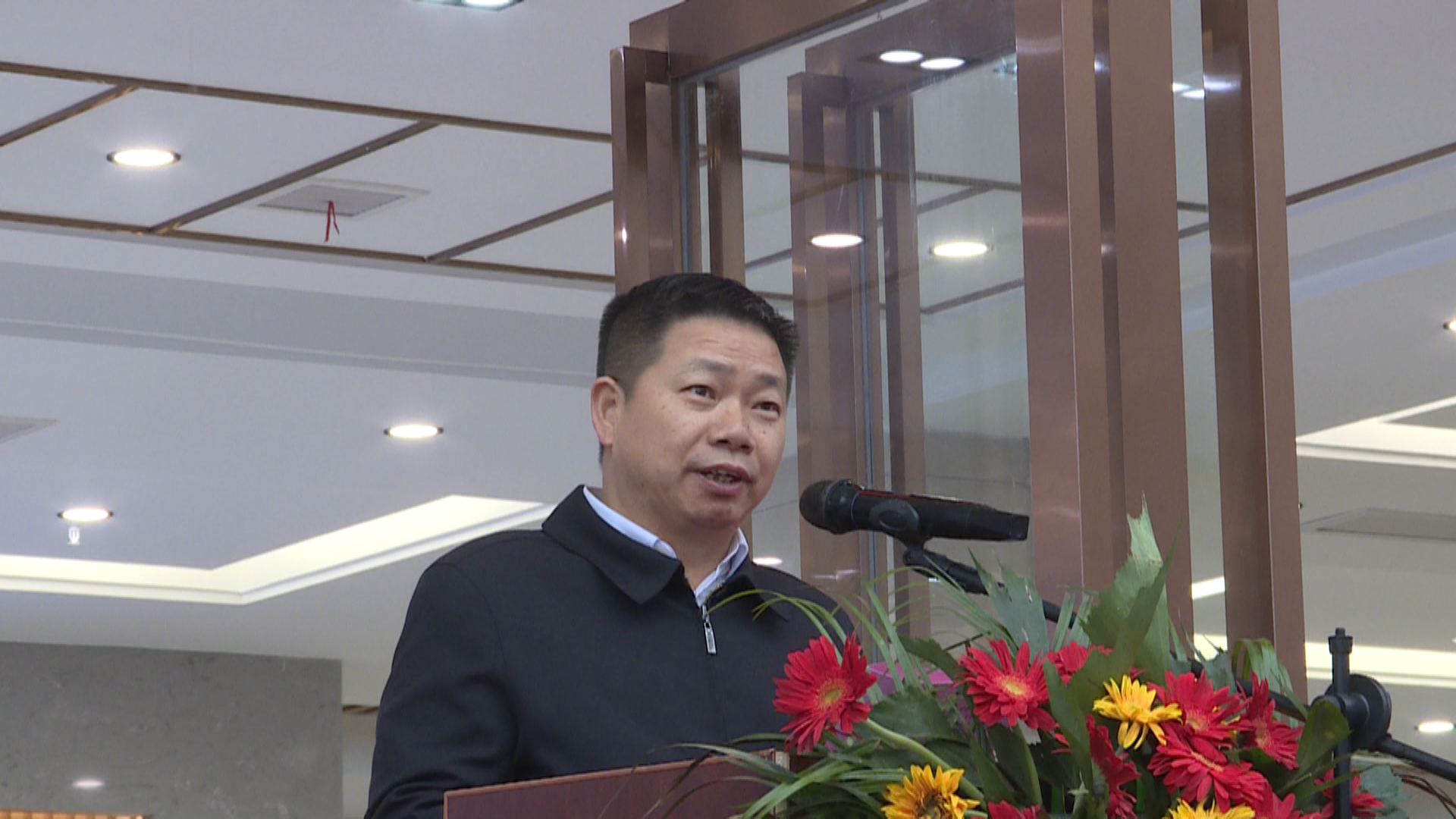 9时许,市人大常委会副主任,县委书记熊亚平正式宣布通城人才家园开园.