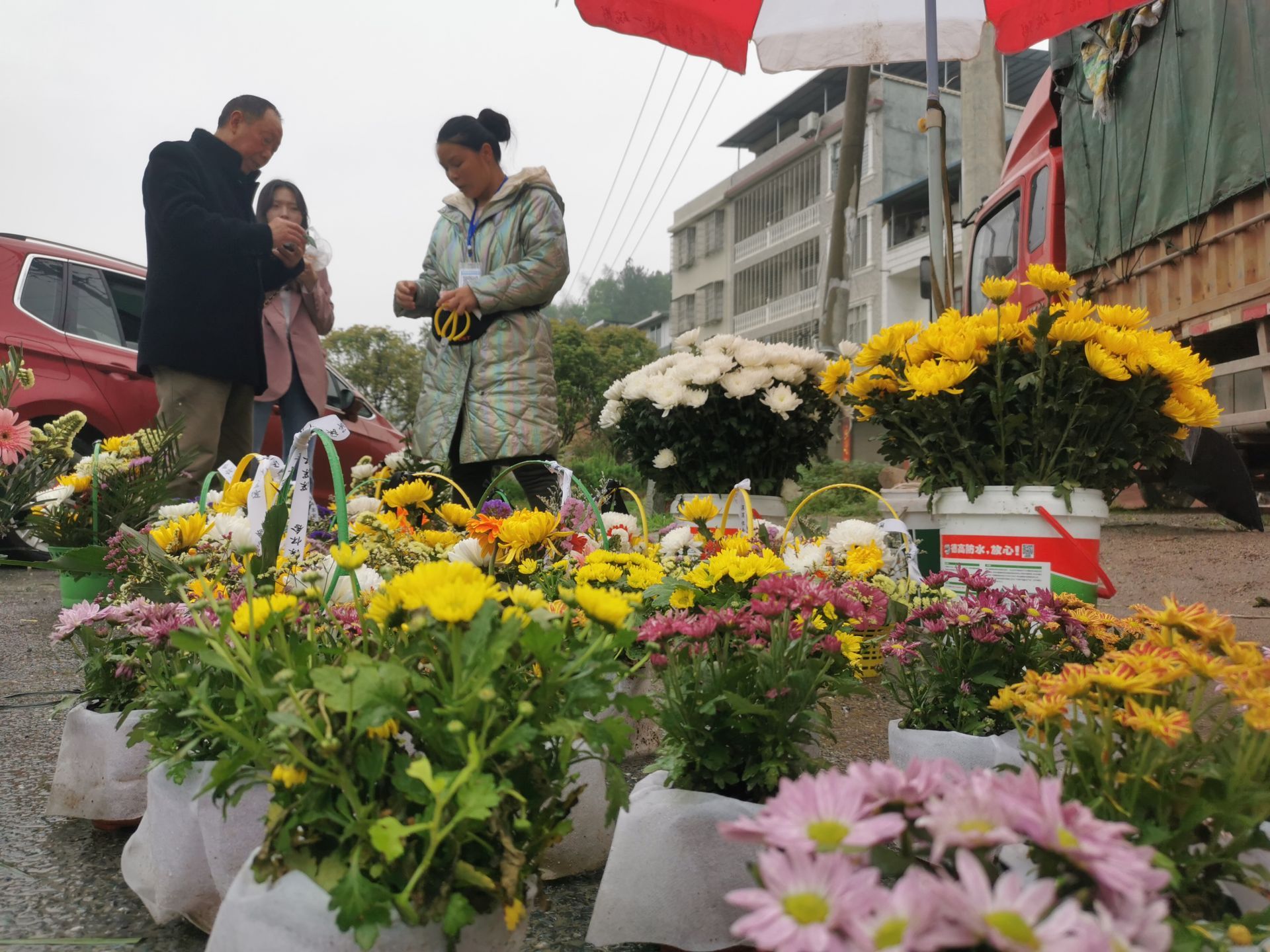 越来越多的人选择用鲜花代替香烛纸钱等传统祭祀用品寄托哀思