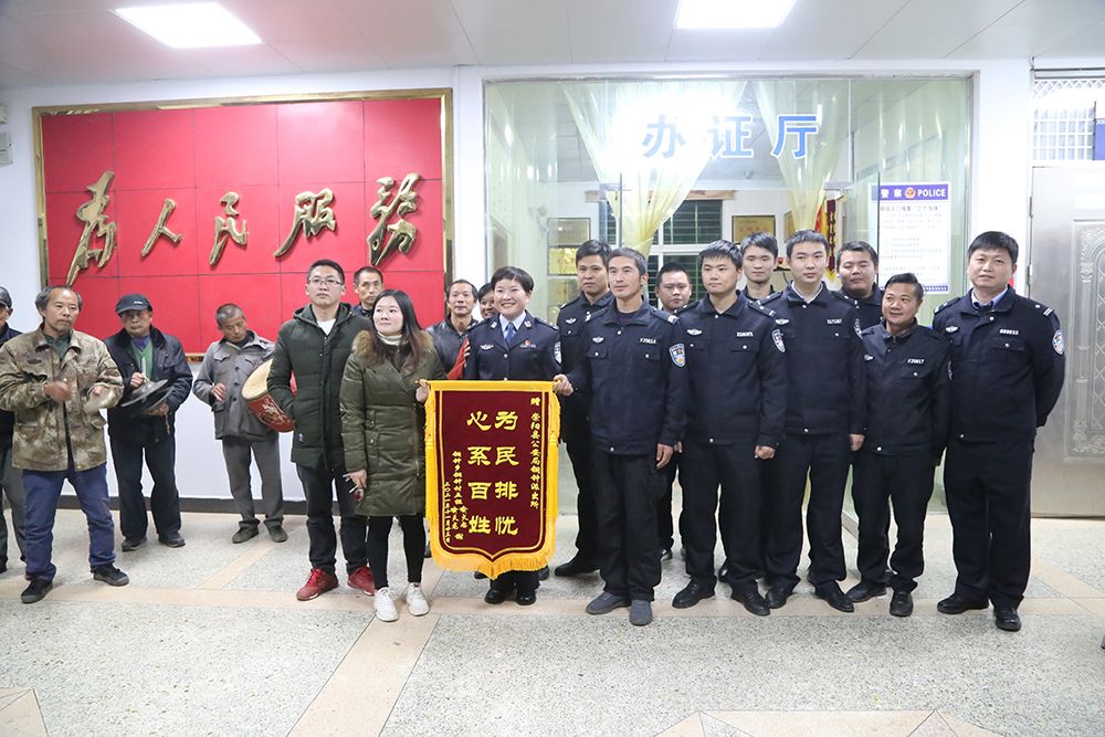 23日晚上6时许,崇阳县公安局铜钟派出所大厅里,响起了阵阵喜悦的锣鼓