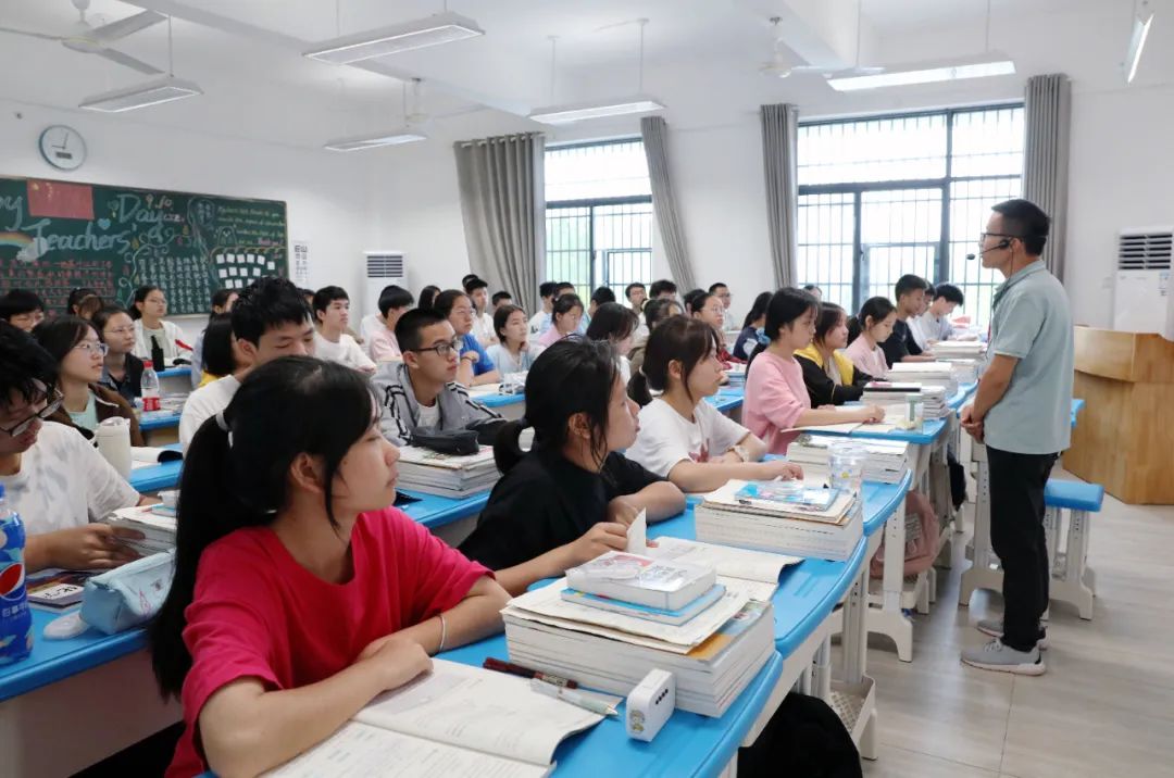 咸宁市十佳师德标兵汪俊松,湖北省荆楚好老师黄维庆,感谢他们为崇阳县