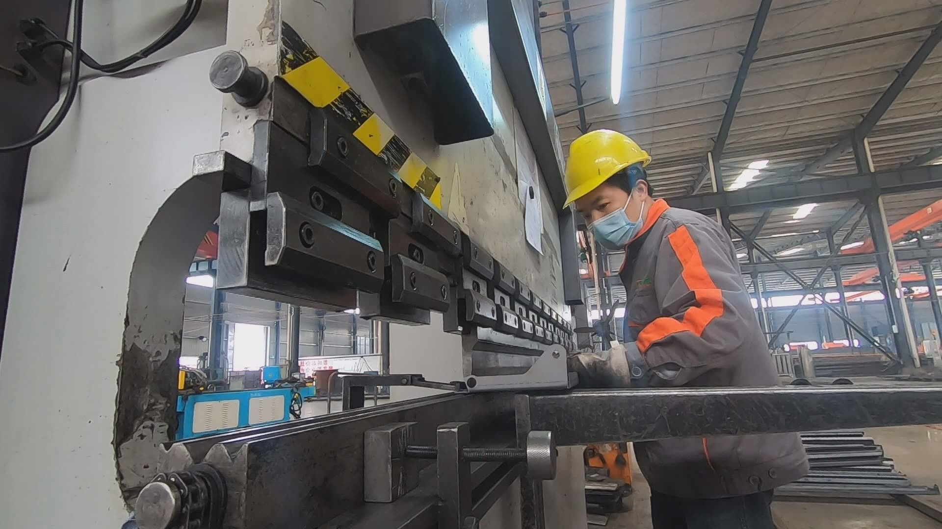 星光玉龙机械工人正在机器操作星火原实业工人正在手工操作生产