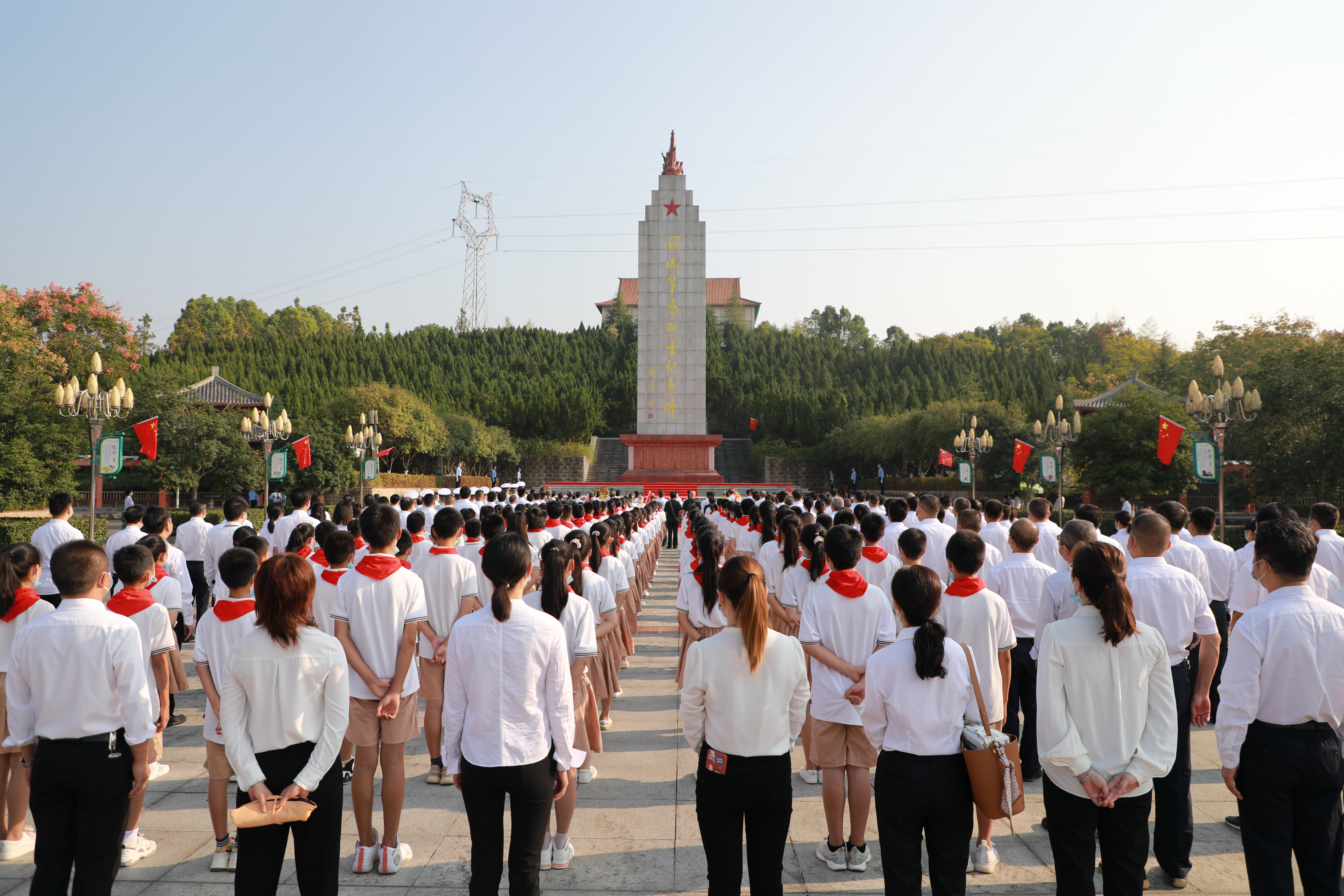 9月30日,通山县鄂东南烈士陵园一片肃穆,烈士纪念日公祭活动在此举行