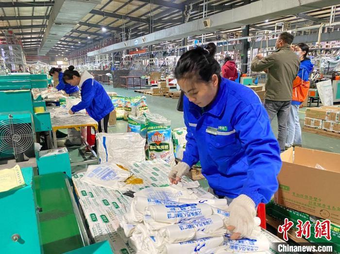 工厂开始生产可降解塑料袋。 符宇群 摄 工厂开始生产可降解塑料袋。 符宇群 摄
