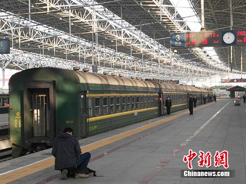 　　在4471次列车始发站，有乘客在拍照留念。该列车由北京北站开往承德，途中的第一个停靠站即为清华园站。中新网记者 宋宇晟 摄