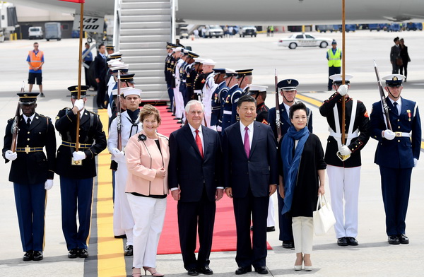 4月6日，国家主席习近平乘专机抵达美国佛罗里达州，将在海湖庄园同美国总统特朗普举行中美元首会晤。习近平和夫人彭丽媛受到美国国务卿蒂勒森夫妇等热情迎接。新华社记者 吴晓凌 摄