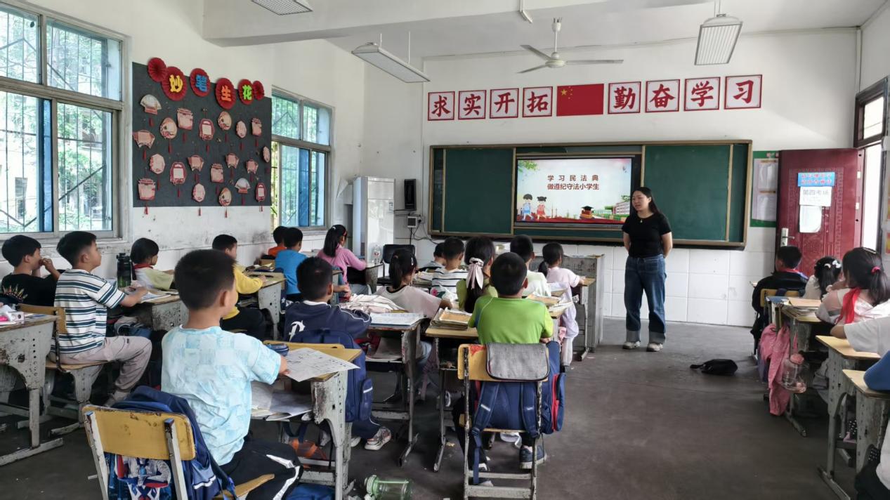 镇小民法典宣传2