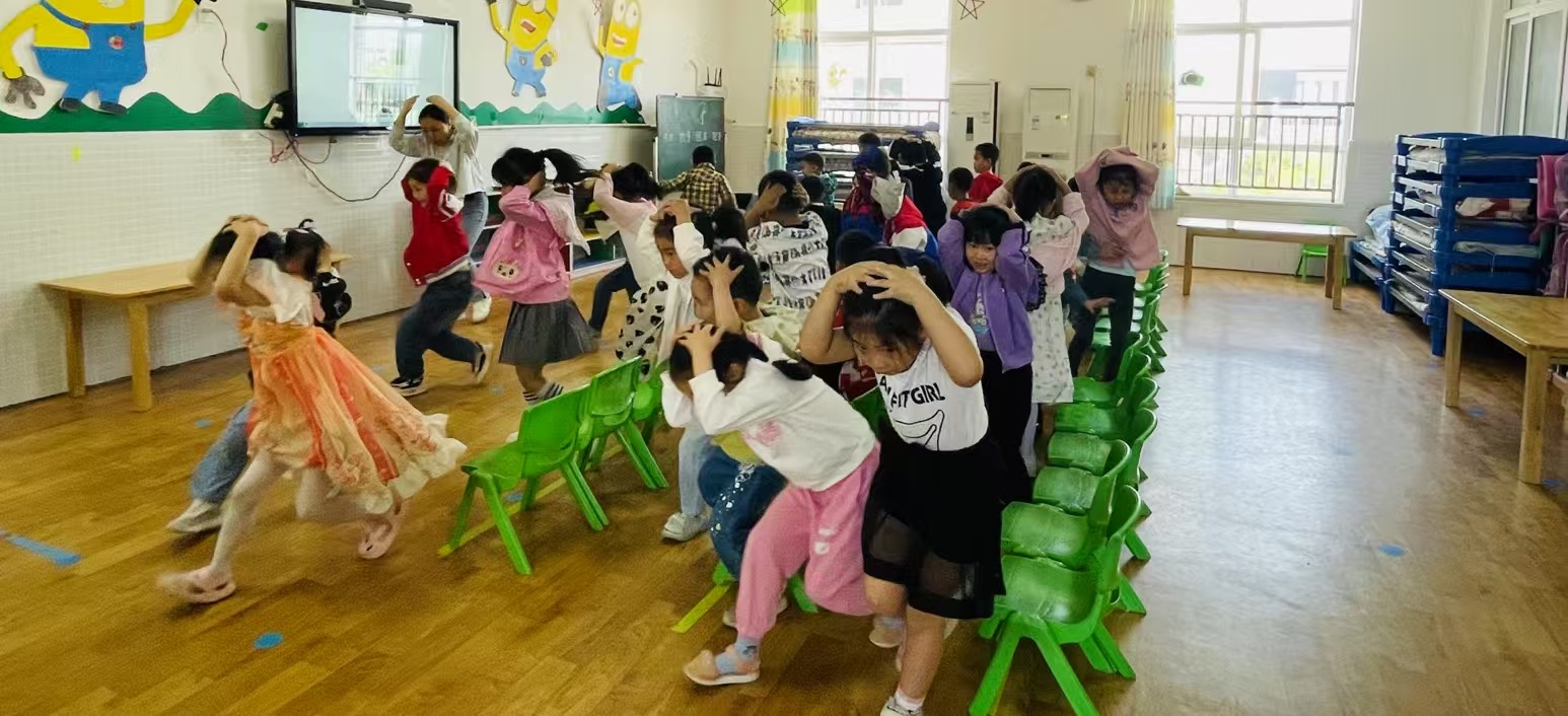 中心园防震逃生演练2