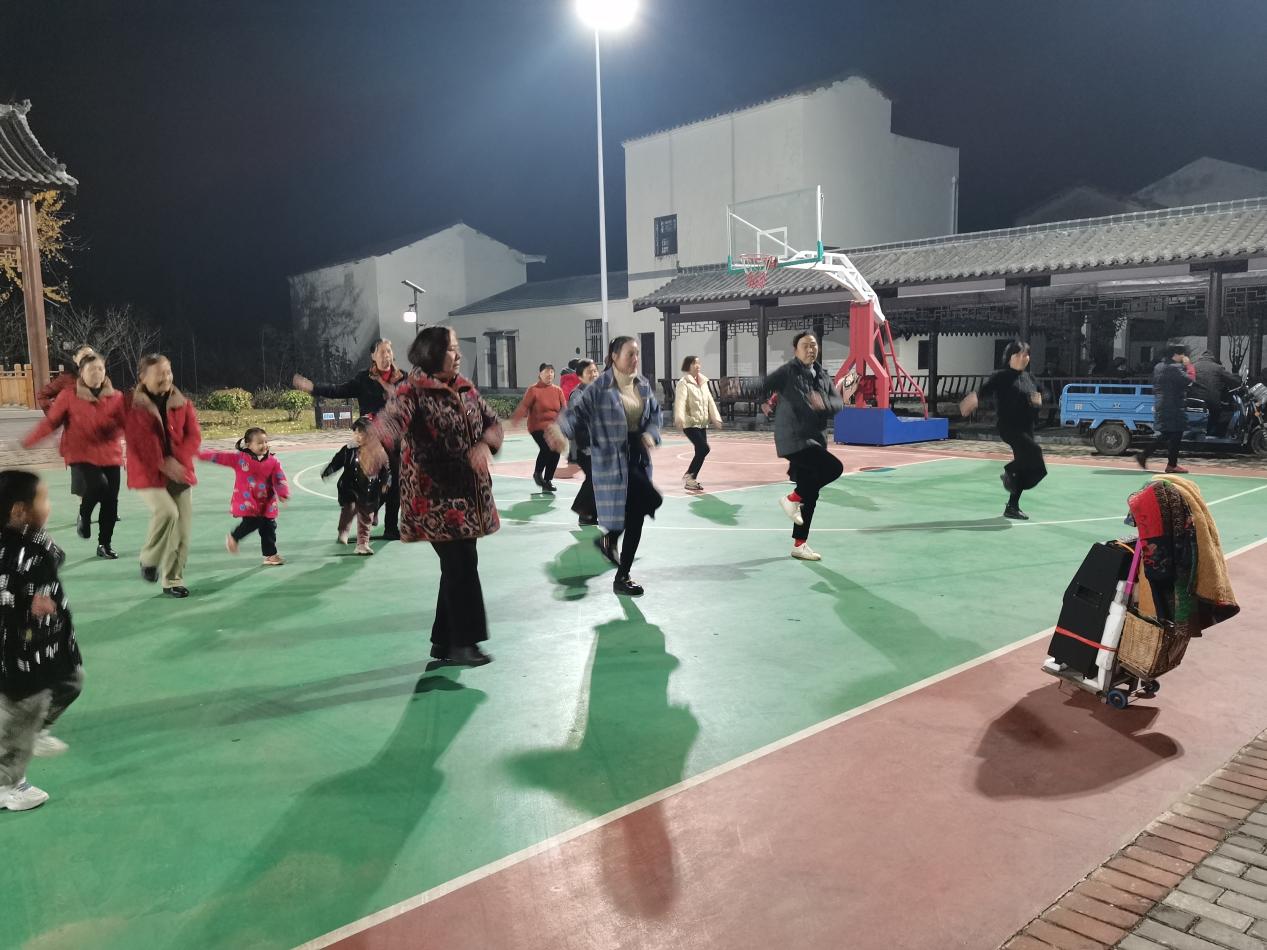 村文化队带领村民跳广场舞