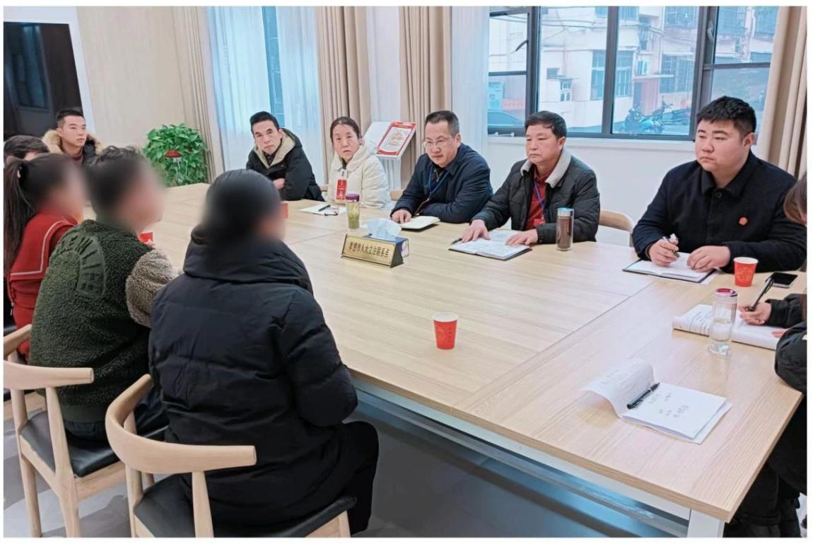 人大代表与法庭干警联合调解