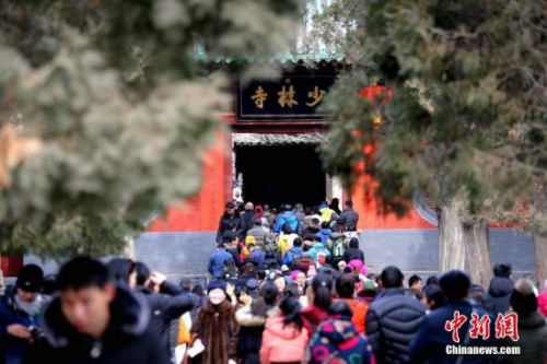 1月30日，河南登封嵩山少林寺，来自海内外的数万游客涌入少林寺烧香许愿赏民俗。<a target='_blank' href='http://www.chinanews.com/'>中新社</a>记者 王中举 摄