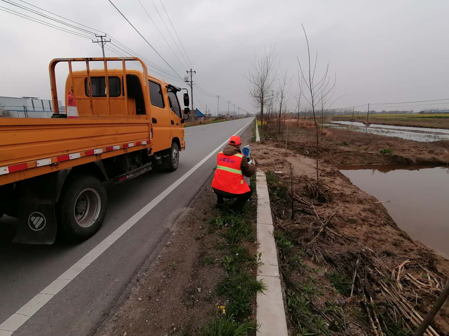 修复公路百米桩.jpg