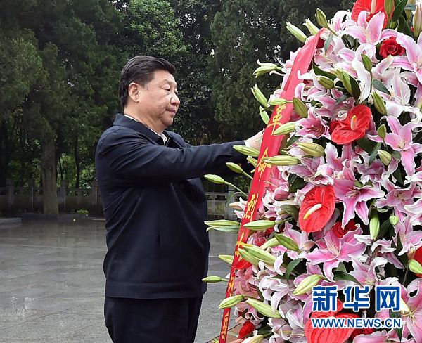 4月24日至27日，中共中央总书记、国家主席、中央军委主席习近平在安徽调研。这是4月24日上午，习近平在六安市金寨县红军广场向革命烈士纪念塔敬献花篮。 新华社记者李涛摄