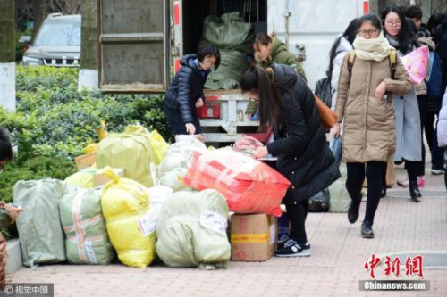 资料图：山东青岛一高校校园内，快递堆成一个个小山，场面壮观。skd 摄 图片来源：视觉中国 