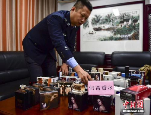 ，广州警方向媒体展示涉案假冒品牌香水。当日，广州警方通报，广州警方于2016年12月14日打掉一特大制售假冒化妆品团伙，查扣假冒国际知名品牌香水成品11万余瓶，涉案成品货值约人民币8000万元人民币。<a target='_blank' href='http://www.chinanews.com/'>中新社</a>记者 陈骥旻 摄