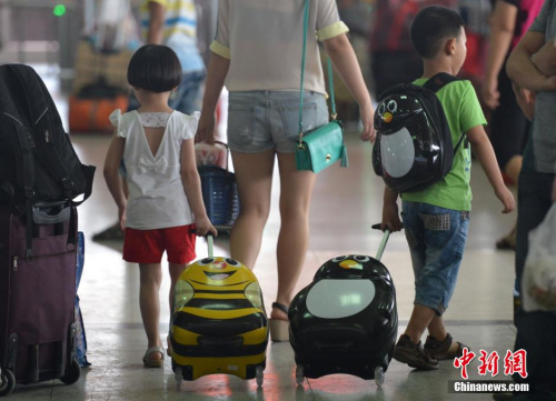 资料图：随着学期的结束，中国各地的许多外来务工人员的子女像候鸟一样，在暑假期间迁徙回家。<a target='_blank' href='http://www.chinanews.com/'>中新社</a>发 张斌 摄