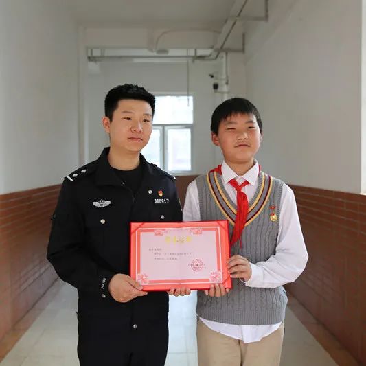 这两名小学生,被孝警阿特找上