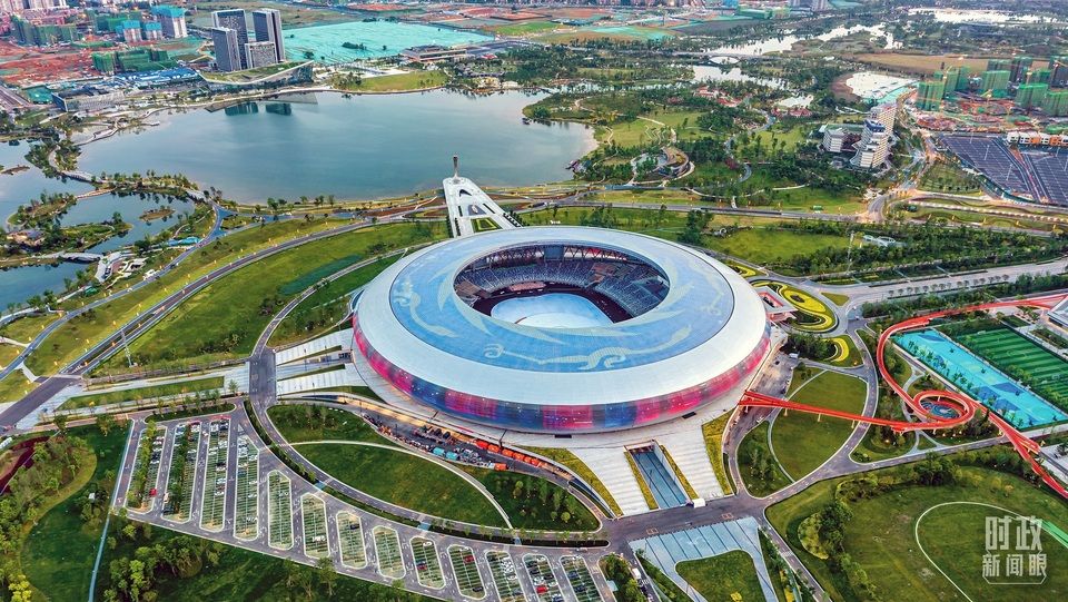 成都大运会东安湖体育公园主体育场的穹顶由12000多块彩釉玻璃拼成“太阳神鸟”图案。（图源：视觉中国）