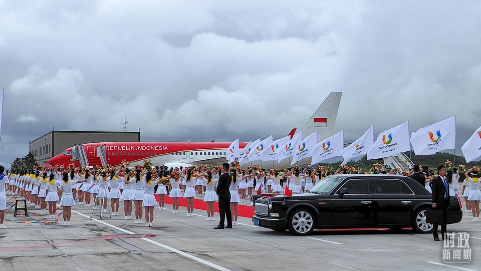 7月27日下午，印尼总统佐科抵达成都（总台央视记者王子杭拍摄）