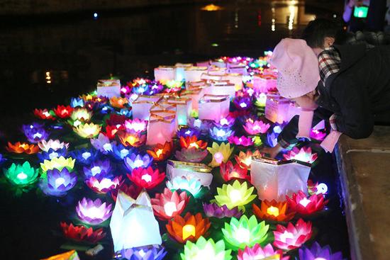 2月4日，由圣安东尼奥市举办、孔子学院承办的放荷花灯祈福活动在当地著名旅游景点“河边漫步”举行，吸引两千多人前往观赏。新华社发（马烈摄）