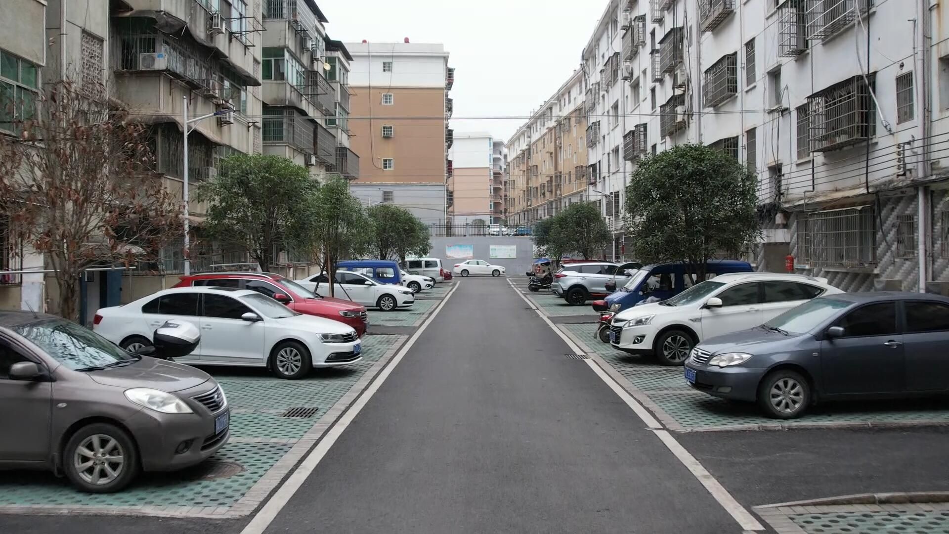 丰富的健身器材,便捷的机动车和非机动车停车位,干净整洁的小区环境让